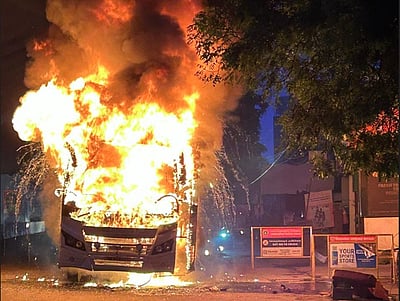 கோவையில் திடீரென தீப்பிடித்து எரிந்த தனியார் ஆம்னிபேருந்து: பயணிகள் அதிர்ச்சி